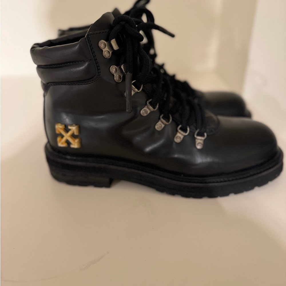OFF-WHITE Arrow Appliqué Hiking Boot